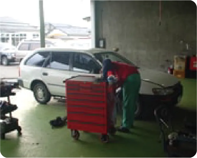 車の整備をしている整備工場の様子