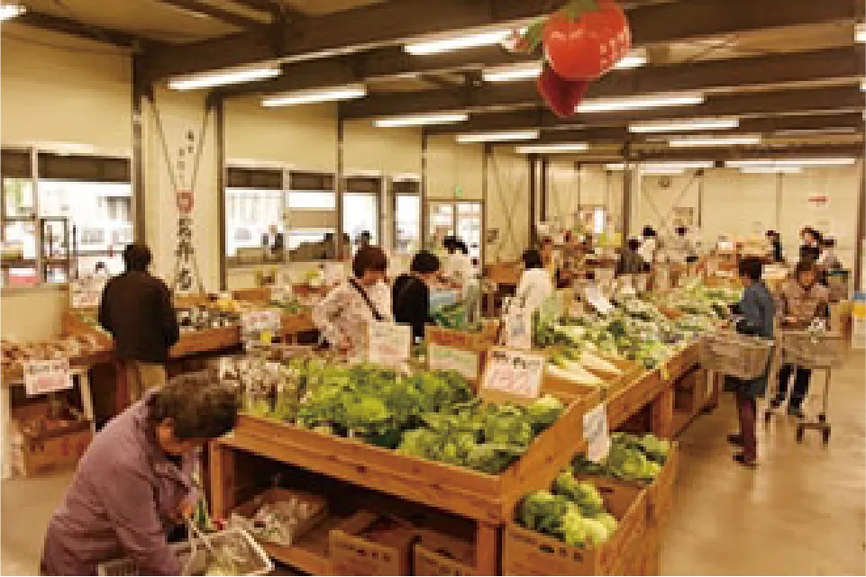 直売所で野菜を販売している様子