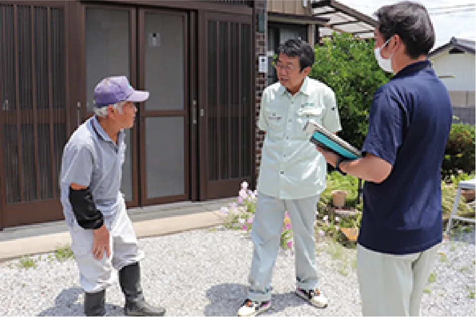 直売所で野菜を販売している様子